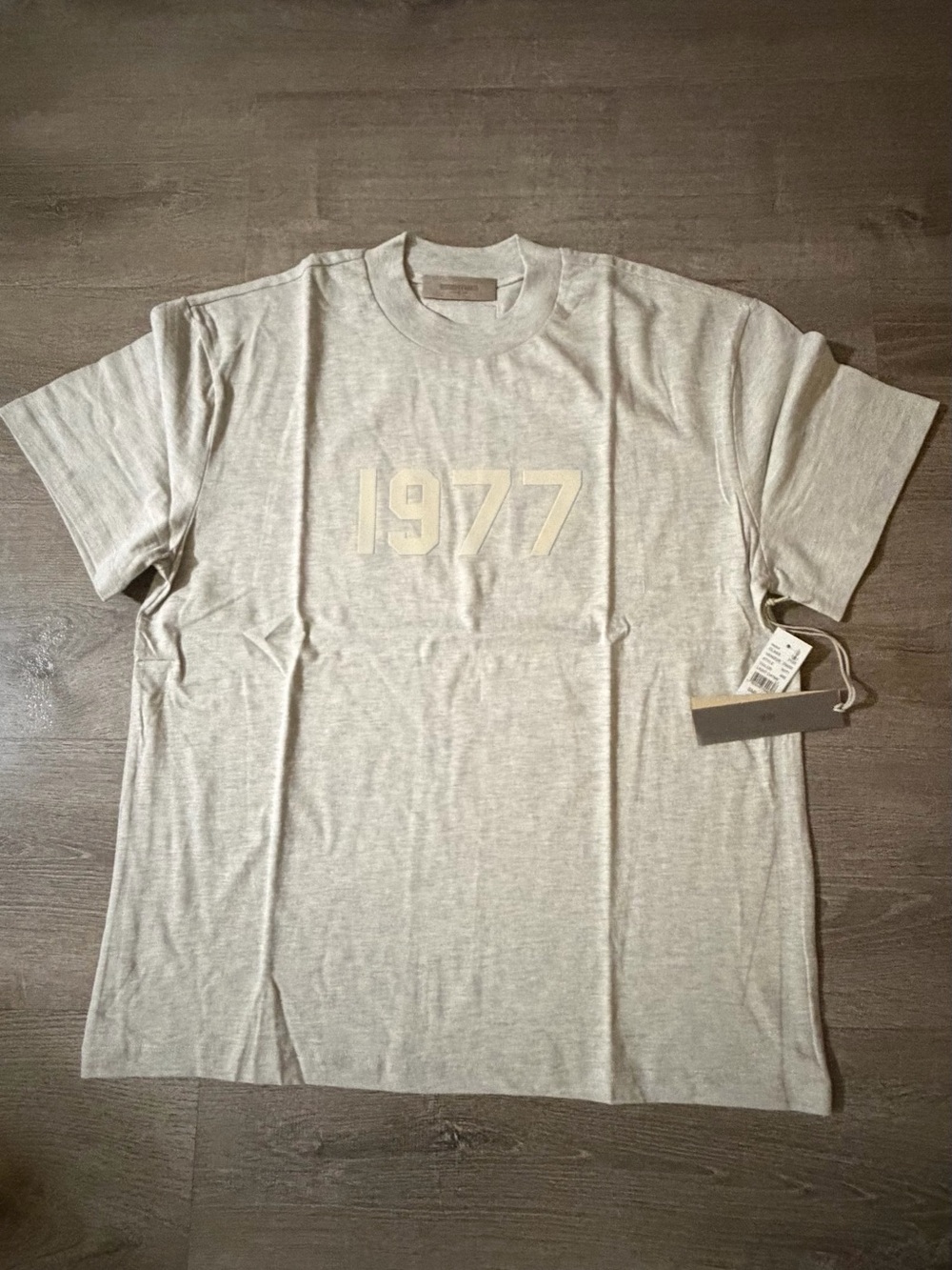 Essentials Men's '1977' Short Sleeve Tee in Light Gray